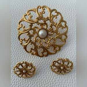 AVON VINTAGE Gold and Pearl Brooch and Earring Set